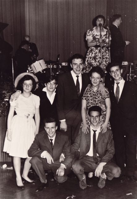 Marina bleef doorzingen zodat u haar niet zal terugvinden op de hoesfoto van het album 'Marina en haar jazzband'. 